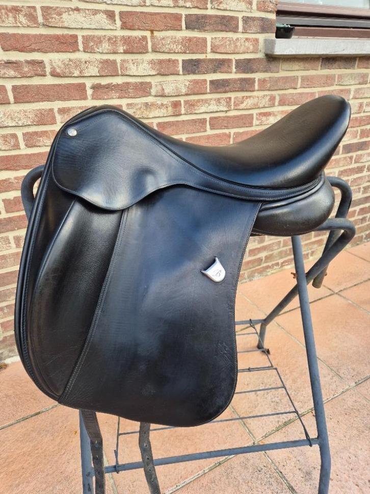Bates Innova dresuurzadel 17,5, Dieren en Toebehoren, Paarden en Pony's | Hoofdstellen en Tuigage, Gebruikt, Dressuur, Ophalen of Verzenden
