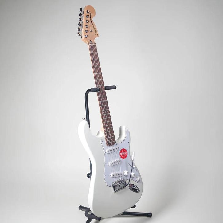 Squier Stratocaster (Olympic White) + toebehoren, Musique & Instruments, Instruments à corde | Guitares | Électriques, Comme neuf