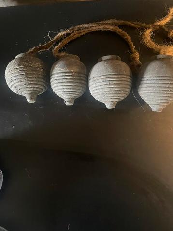 Houten (kerst)ballen of ornamenten beschikbaar voor biedingen