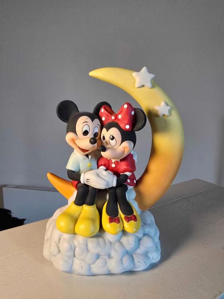 Disney - Mickey and Minnie Moon Statue / Music Box, Collections, Disney, Comme neuf, Statue ou Figurine, Mickey Mouse, Enlèvement ou Envoi