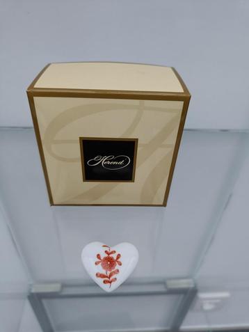Herend porselein. Broche. Vorm: hartje met bloem. beschikbaar voor biedingen
