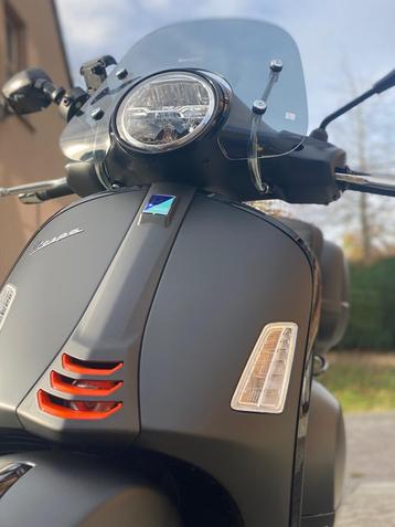 Vespa GTS 125 SUPER SPORT 04/2024 incl topkoffer en 2 helmen beschikbaar voor biedingen
