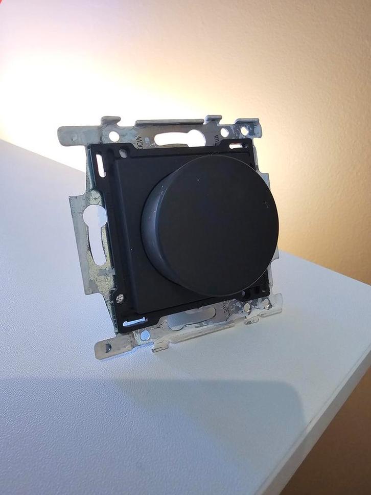 Niko sokkel inbouw dimmer draaiknop 500 VA, 2-draads 310-016, Bricolage & Construction, Électricité & Câbles, Interrupteur, Interrupteur