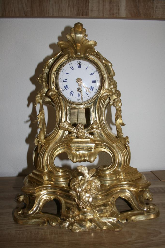 Mooie 18e eeuws Franse bronze pendule op konsole., Antiek en Kunst, Antiek | Klokken, Ophalen