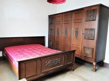 vintage retro , slaapkamer met Tweepersoonsbed en matras. beschikbaar voor biedingen