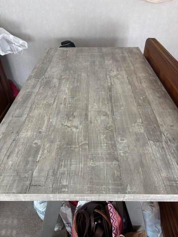 Hoge tafel met gebruikssporen beschikbaar voor biedingen