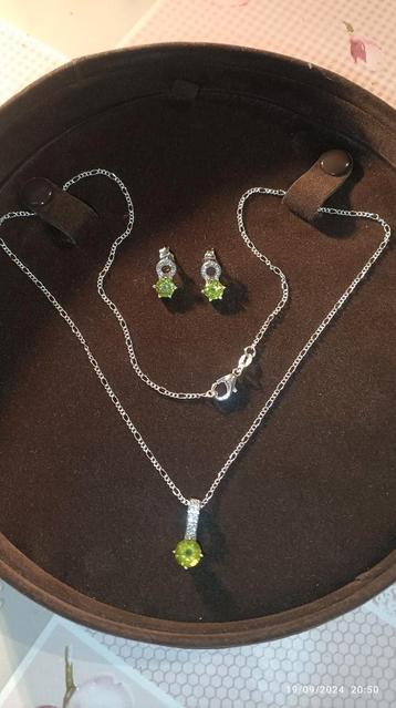 Prachtige sterling zilveren set met natuurlijke peridot 