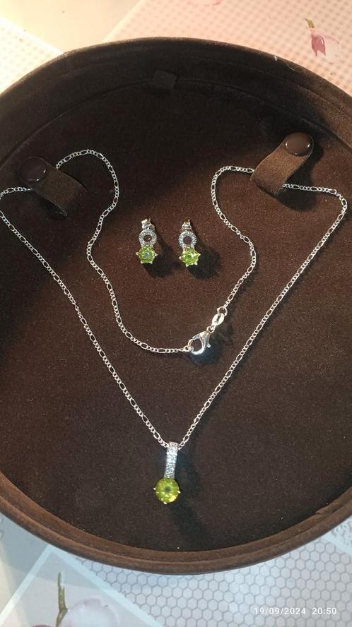 Très beau set en argent massif avec péridot naturel, Bijoux, Sacs & Beauté, Colliers, Neuf, Argent, Vert, Avec pendentif, Enlèvement ou Envoi