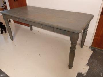 Rustiek eettafel beschikbaar voor biedingen