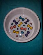 Eet/drink kom in steen met mooie gekleurde botafdruk, Dieren en Toebehoren, Hondenvoerbakken en Drinkbakken, Ophalen of Verzenden