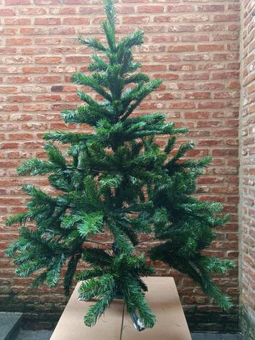 Kunststof kerstboom beschikbaar voor biedingen