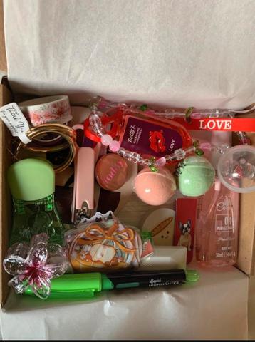 Box/boîte mystère/scoop/surprise/cadeau beschikbaar voor biedingen