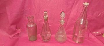 Carafe et vieilles bouteilles et lampe à pétrole