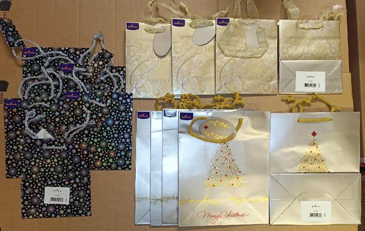 Coffrets cadeaux HALLMARK (4 photos), Divers, Emballage cadeau, Neuf, Sac cadeau, Sac cadeau, Enlèvement