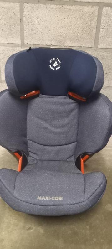 Kinderstoel auto beschikbaar voor biedingen