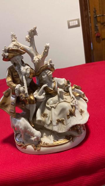 fijn uitgesneden koppel met schaapjes beschikbaar voor biedingen