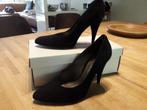 Zwarte suède pumps met hoge hakken. Maat 39. Merk Bijenkorf., Ophalen of Verzenden, Zo goed als nieuw, Zwart, Pumps