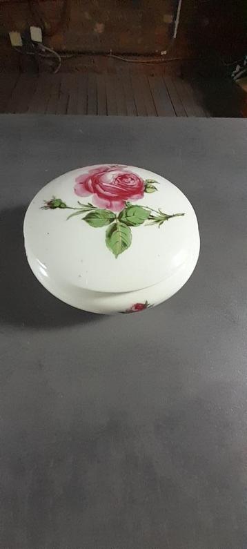 Porseleinen juwelendoosje van Chauvigny  beschikbaar voor biedingen