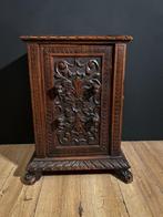 comoncino of nachtkastje uit de jaren 1800, gekenmerkt door, Ophalen