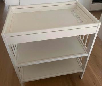 Verschoontafel met 2 schabben en met kussen beschikbaar voor biedingen