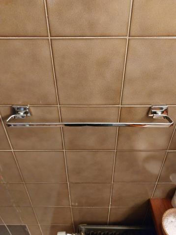 Douche acces: hoekplateau, handdoekrek, wandbeugel, wc-rol beschikbaar voor biedingen