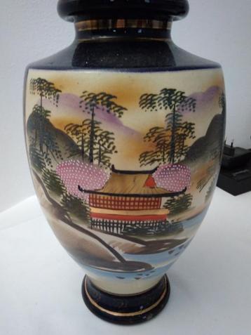 Vase japonais en porcelaine peint à la main