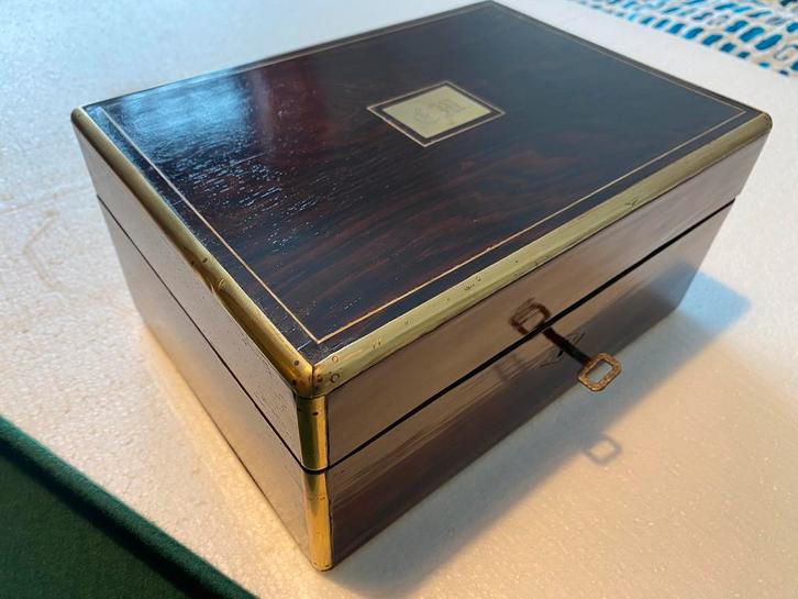 Très beau coffret à bijoux signé en palissandre et laiton, Verzamelen, Overige Verzamelen, Gebruikt