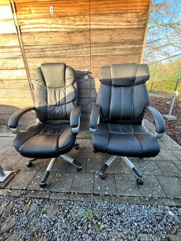 Twee degelijke bureaustoelen in slechte staat