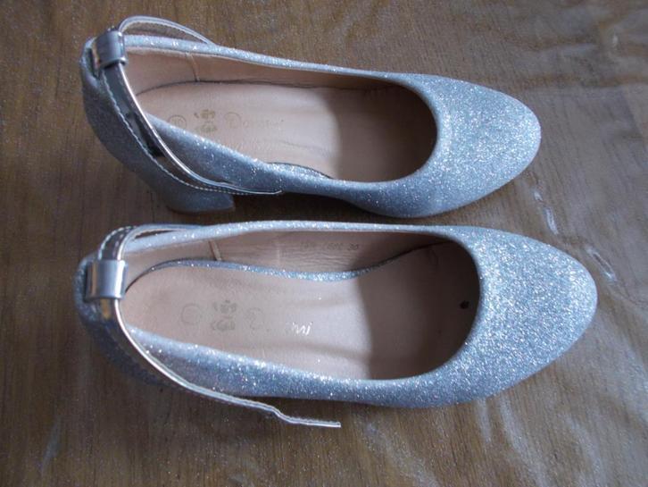 Chaussures argentées  DOREMI pour fille, point.30., Kinderen en Baby's, Kinderkleding | Schoenen en Sokken, Zo goed als nieuw