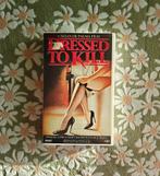 VHS - Dressed to kill - Vintage - €2, À partir de 16 ans, Enlèvement, Utilisé, Thrillers et Policier