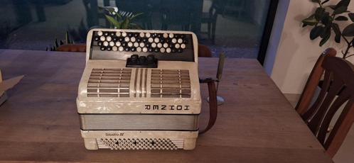 Hohner studio IV, Muziek en Instrumenten, Accordeons, Gebruikt, Knopaccordeon, 80-bas, Hohner, Met koffer, Met riemen, Ophalen