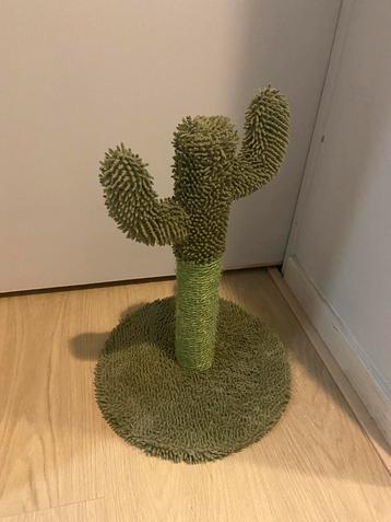 Mooie krabpaal “cactus” voor een kleinere kat beschikbaar voor biedingen