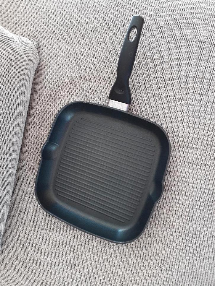 Grill pan 29 cm, merk Fissler (zware pan), Huis en Inrichting, Keuken | Potten en Pannen, Zo goed als nieuw, Koekenpan of Braadpan