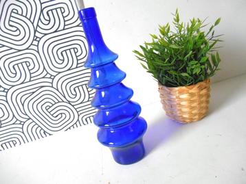 Vase au design tendance en verre bleu cobalt