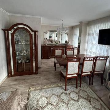 Complete eetkamer set - tafel, vitrinekast en dressoir beschikbaar voor biedingen