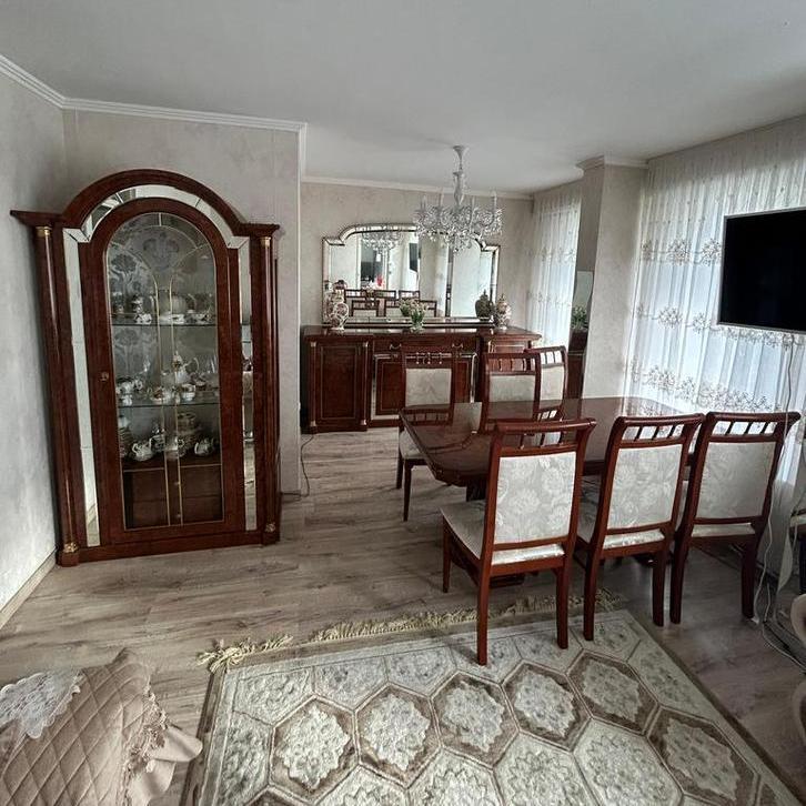 Complete eetkamer set - tafel, vitrinekast en dressoir, Huis en Inrichting, Complete eetkamers, Zo goed als nieuw, 6 tot 8 stoelen