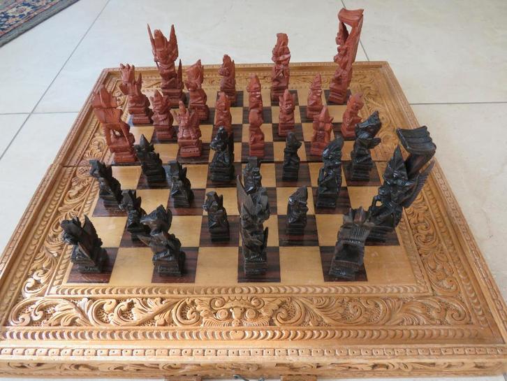 Houten balinees schaakspel met unieke stukken., Hobby & Loisirs créatifs, Sport cérébral & Puzzles, Comme neuf, Échecs, Enlèvement ou Envoi