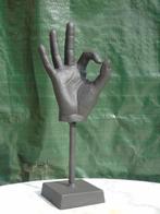 statue d une main en fonte sur socle patinée noir ..., Maison & Meubles, Statue, Enlèvement ou Envoi, Neuf