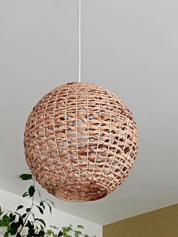 Lustre sphérique en fibres végétales  beschikbaar voor biedingen