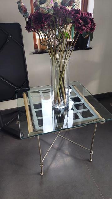 table de salon carrée en verre  beschikbaar voor biedingen