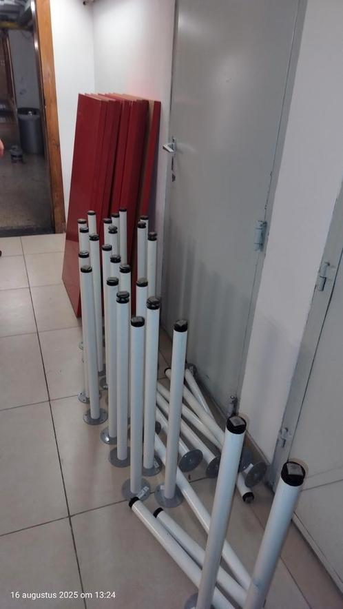 13 IKEA tafels VIKA AMON (rood & groen), Huis en Inrichting, Tafelonderdelen, Gebruikt, Ophalen