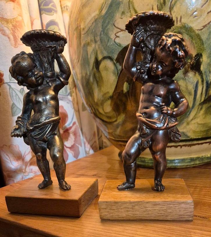 Putti. 2 bronzen kandelaars voor kinderen Twee patina's 2, Antiek en Kunst, Antiek | Brons en Koper, Brons, Ophalen of Verzenden