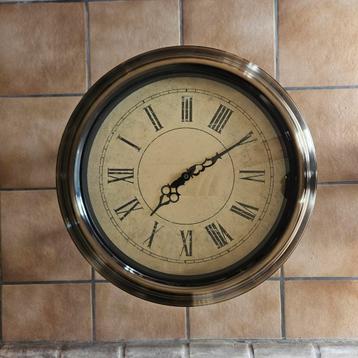 Wandklok, 45cm in diameter beschikbaar voor biedingen