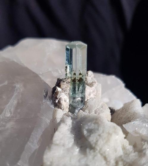 AQUAMARIJN op kwarts - Kristal 3 cm, Verzamelen, Mineralen en Fossielen, Mineraal, Verzenden