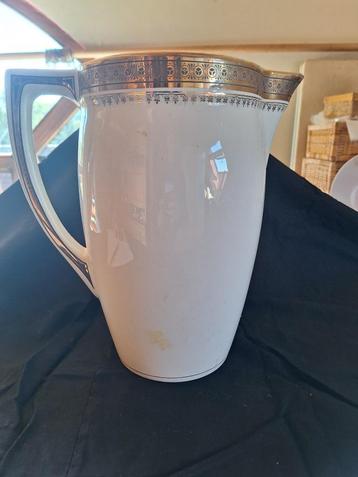 Antieke porseleinen waterkruik met gouden decoratie  beschikbaar voor biedingen