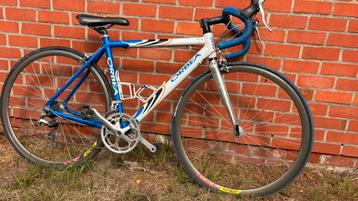 Kinderracefiets met werk beschikbaar voor biedingen