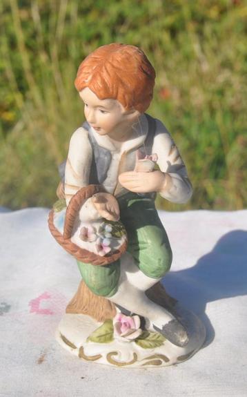 statue garçonnet panier de fleur   beschikbaar voor biedingen