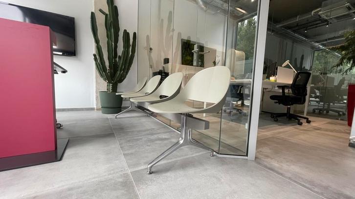 WACHTBANK BULO  DESIGN BY LEON STYNEN, Huis en Inrichting, Stoelen, Nieuw, Vier, Kunststof, Metaal, Grijs, Ophalen