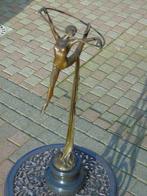 statue une grande ballerine a l anneau en bronze , signé ., Antiquités & Art, Antiquités | Bronze & Cuivre, Bronze, Enlèvement ou Envoi
