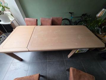 Uitschuifbare eettafel van massief hout beschikbaar voor biedingen